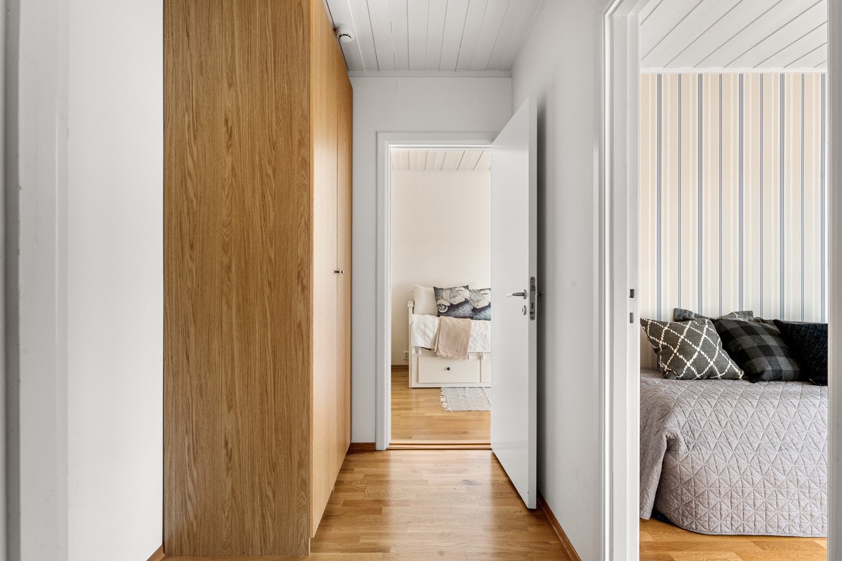 Mellomgang som fører inn til soverom 2 og 3 i 1.etg. Galleribilde