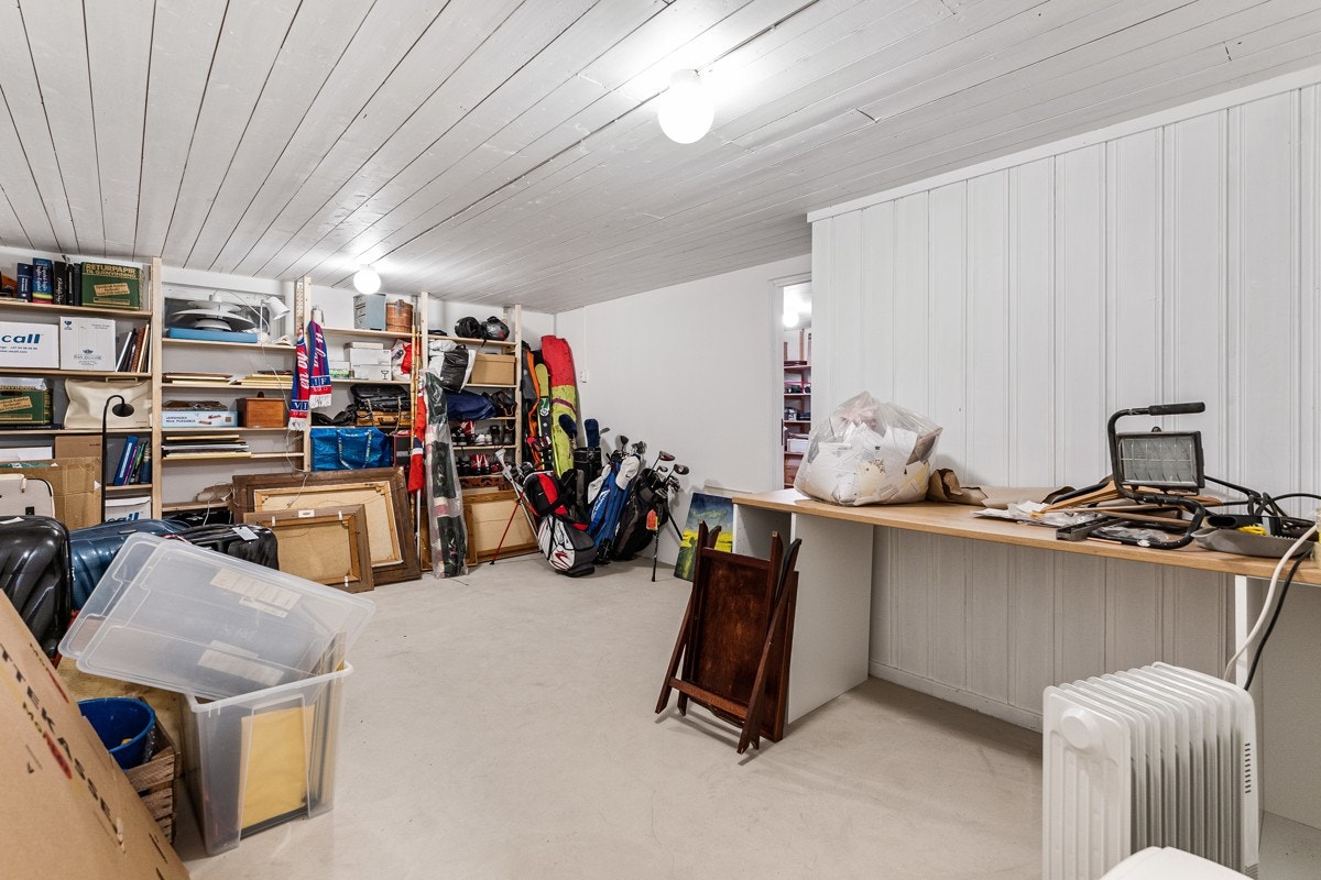 Huset har 3 store boder- rikelig med lagringsplass Galleribilde