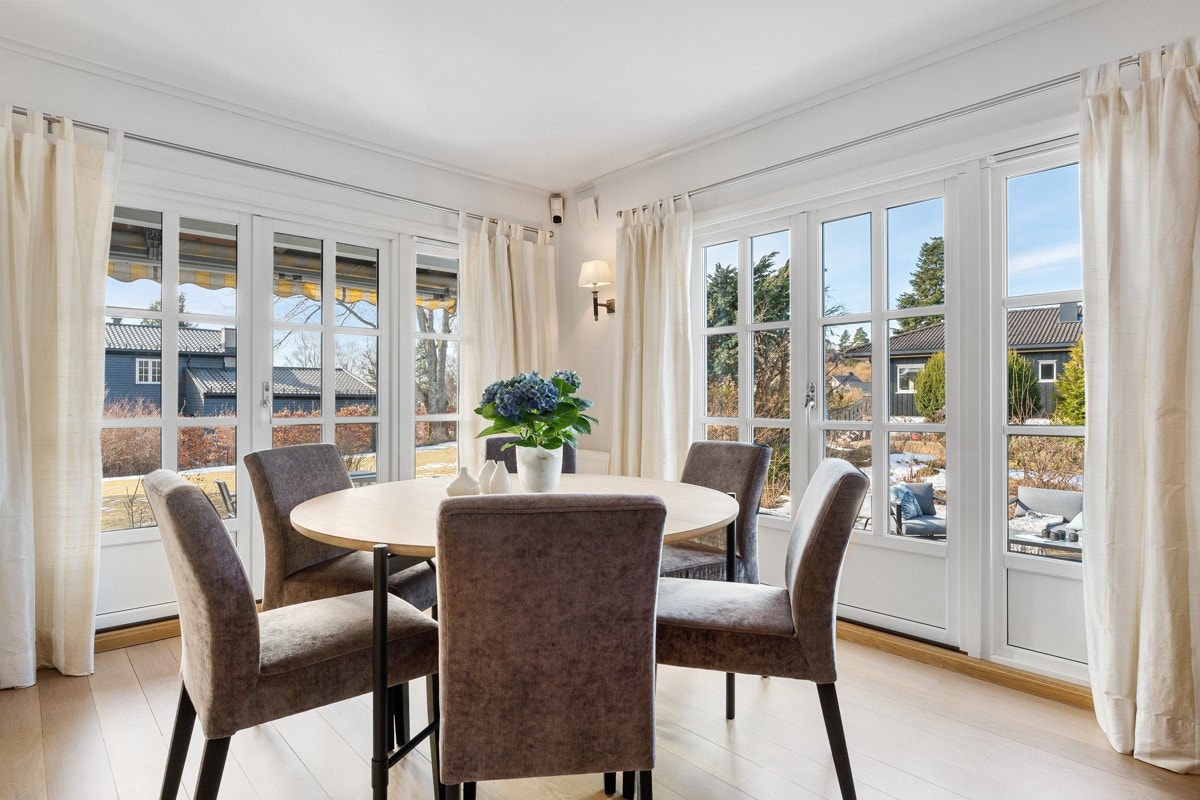 Spisestuen har utgang til terrasse og hage fra 2 sider. Galleribilde
