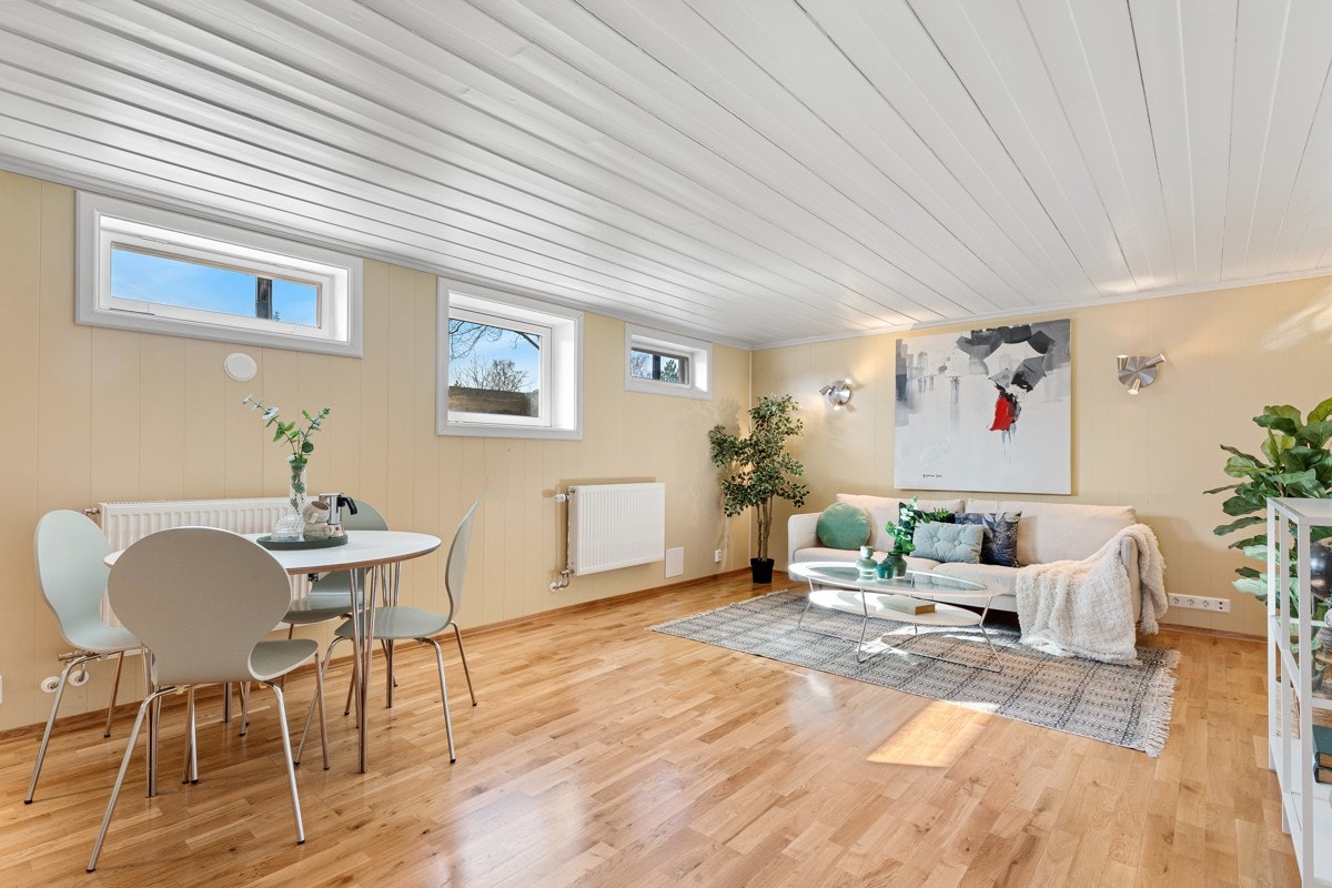 Hyggelig kjellerstue hvor det er satt inn kjøkkeninnredning Galleribilde