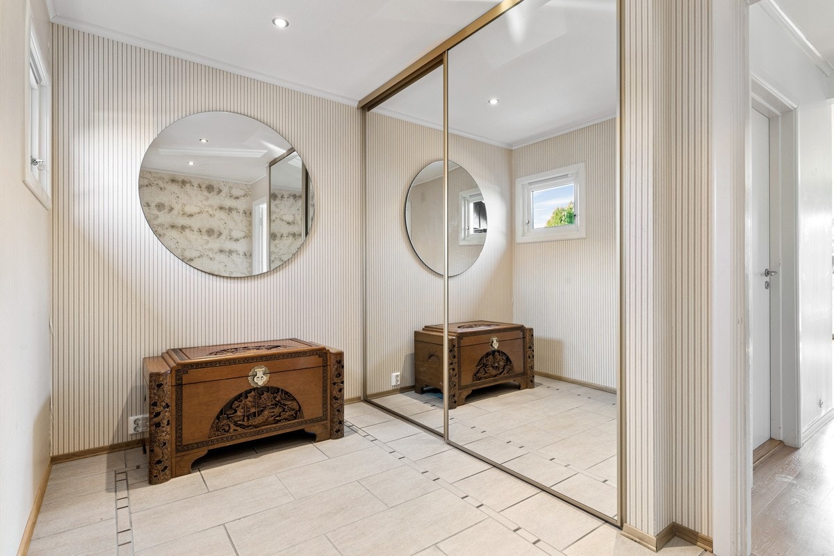Rosmlig entré/hall i 1.etg. med stort garderobeskap Galleribilde