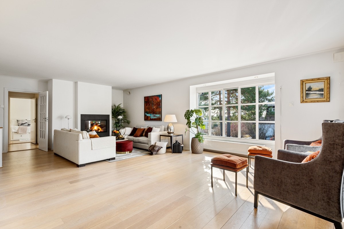 Romslig stue med peis Galleribilde