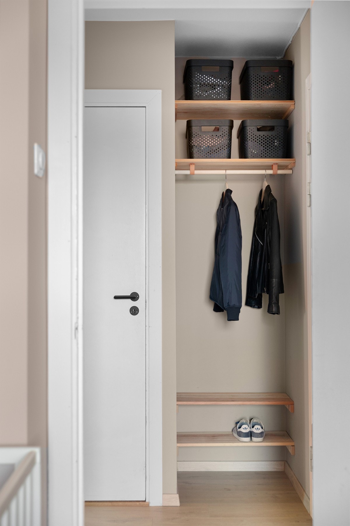 Plass til oppbevaring av sko- og ytterbekledning i entré. Galleribilde