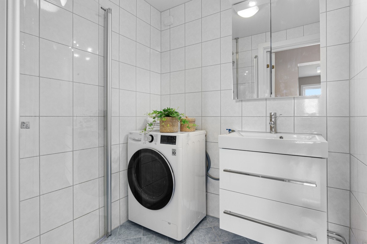 Boligen har et pent oppusset bad og separat toalettrom, begge pusset opp i regi av borettslaget i 2012/13. Galleribilde