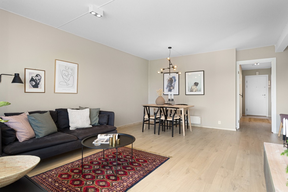 Stuen har en god og familievennlig størrelse hvor du har plass til tv- og sofagruppe, samt spisebord med tilhørende møblement. Galleribilde