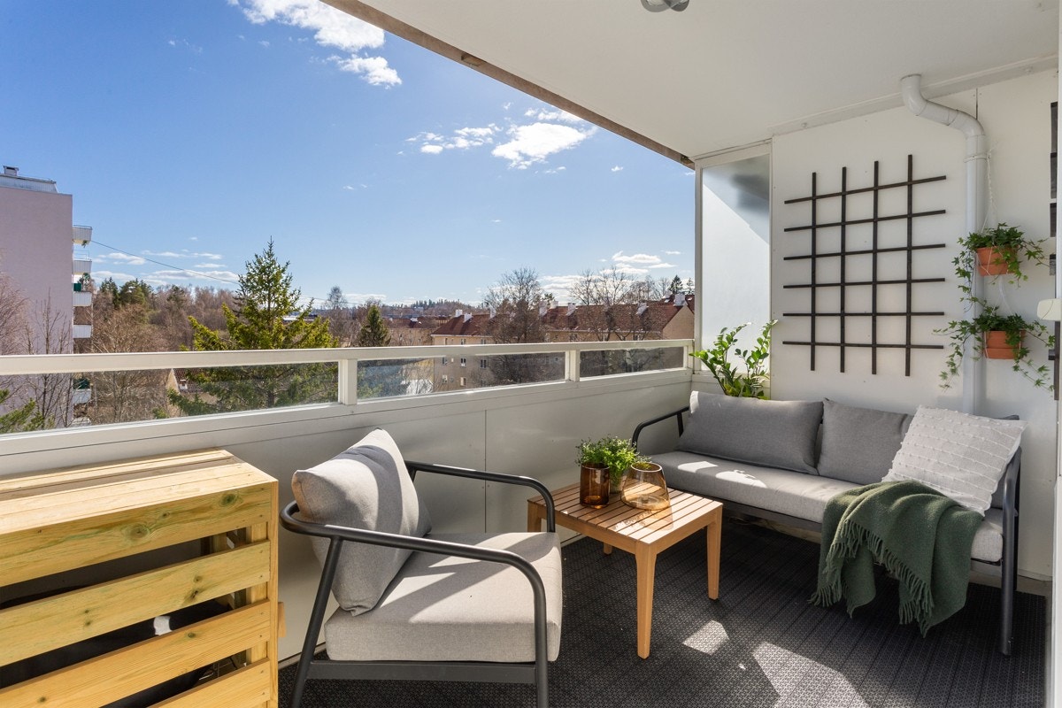Fra stuen har du utgang til solrik balkong på 7 kvm, vendt mot sydøst. Galleribilde