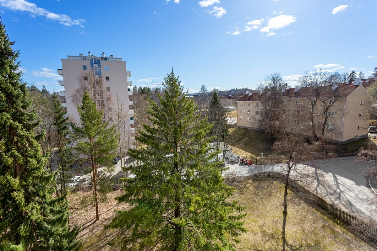 Usjenert beliggenhet med fin utsikt over grøntområder og gode solforhold. Galleribilde