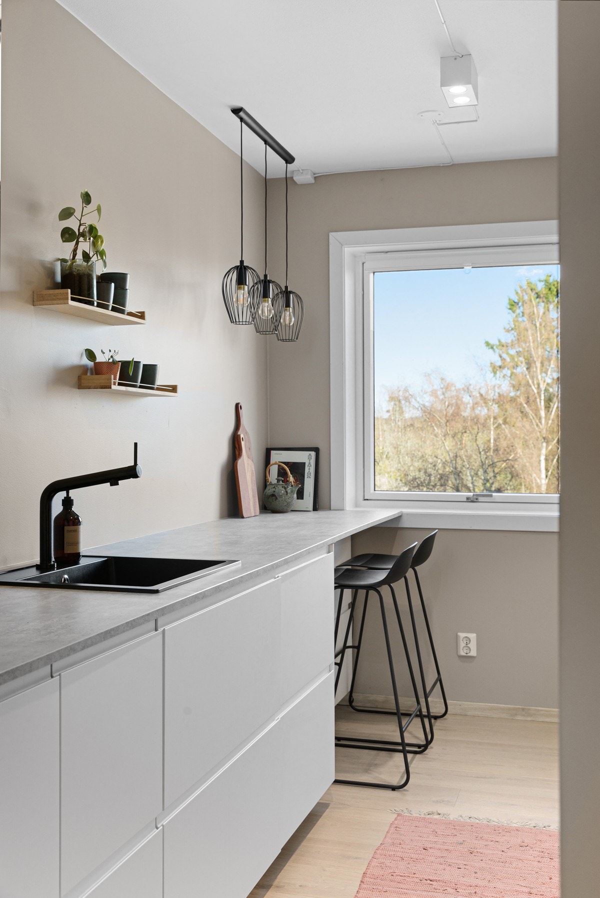 Benkeplaten på kjøkkenet er forlenget mot vinduet. Her får du plass til barstoler som gir deg en hyggelig spiseplass med fin utsikt over grøntområder. Galleribilde