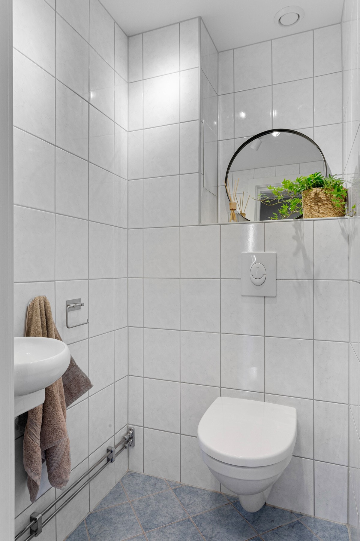 Toalettrommet er separat og har flislagte gulv med varme og flislagte vegger. Galleribilde