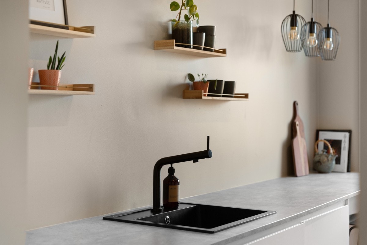 Videre er kjøkkenet oppgradert med integrerte hvitevarer som stekeovn og mikrobølgeovn, induksjon platetopp og oppvaskmaskin, samt ventilator. Galleribilde