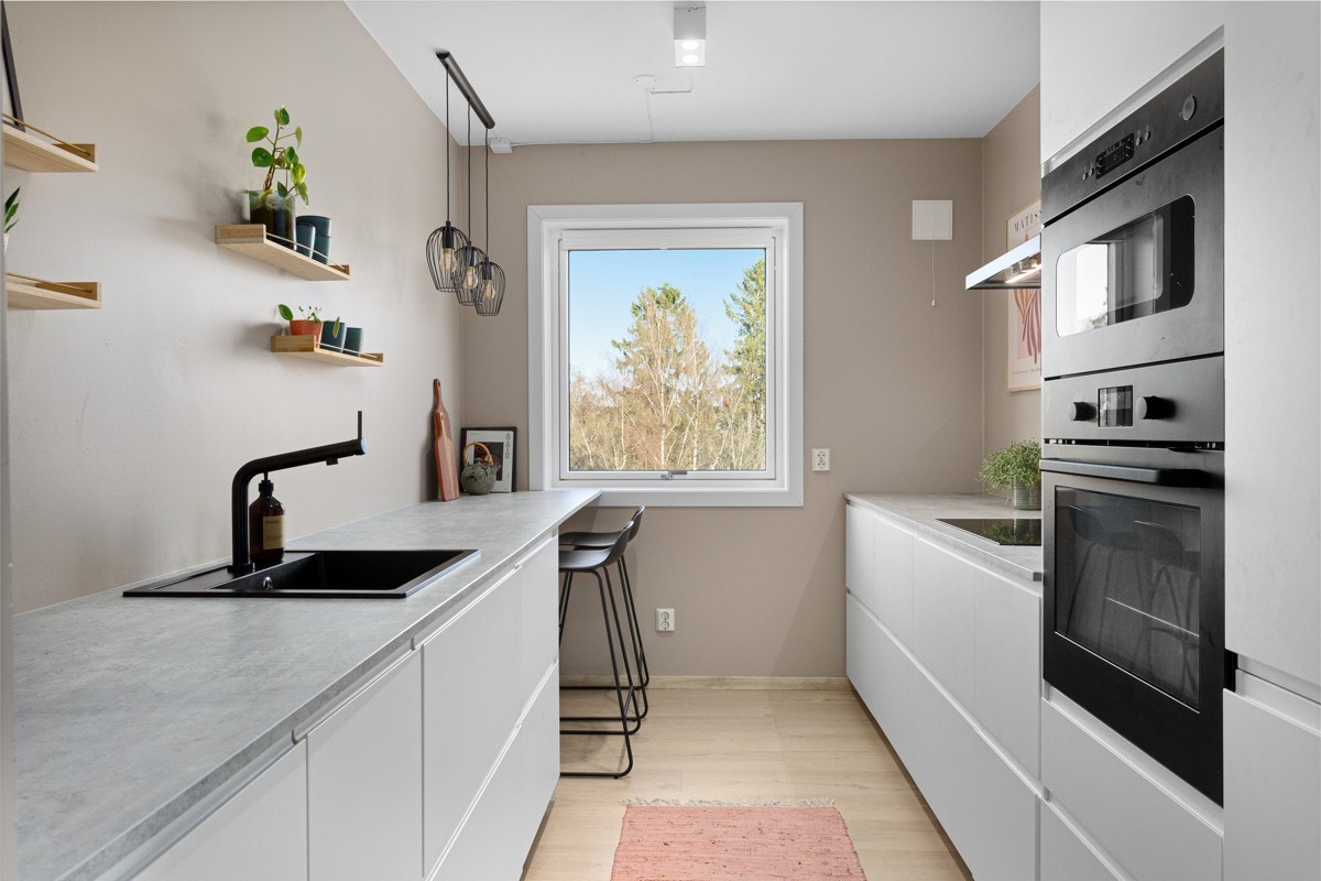 Kjøkkenet er pent oppusset i 2019 hvor du har slette fronter, laminat benkeplate med nedsenket oppvaskkum og ettgreps armatur fra IKEA. Galleribilde