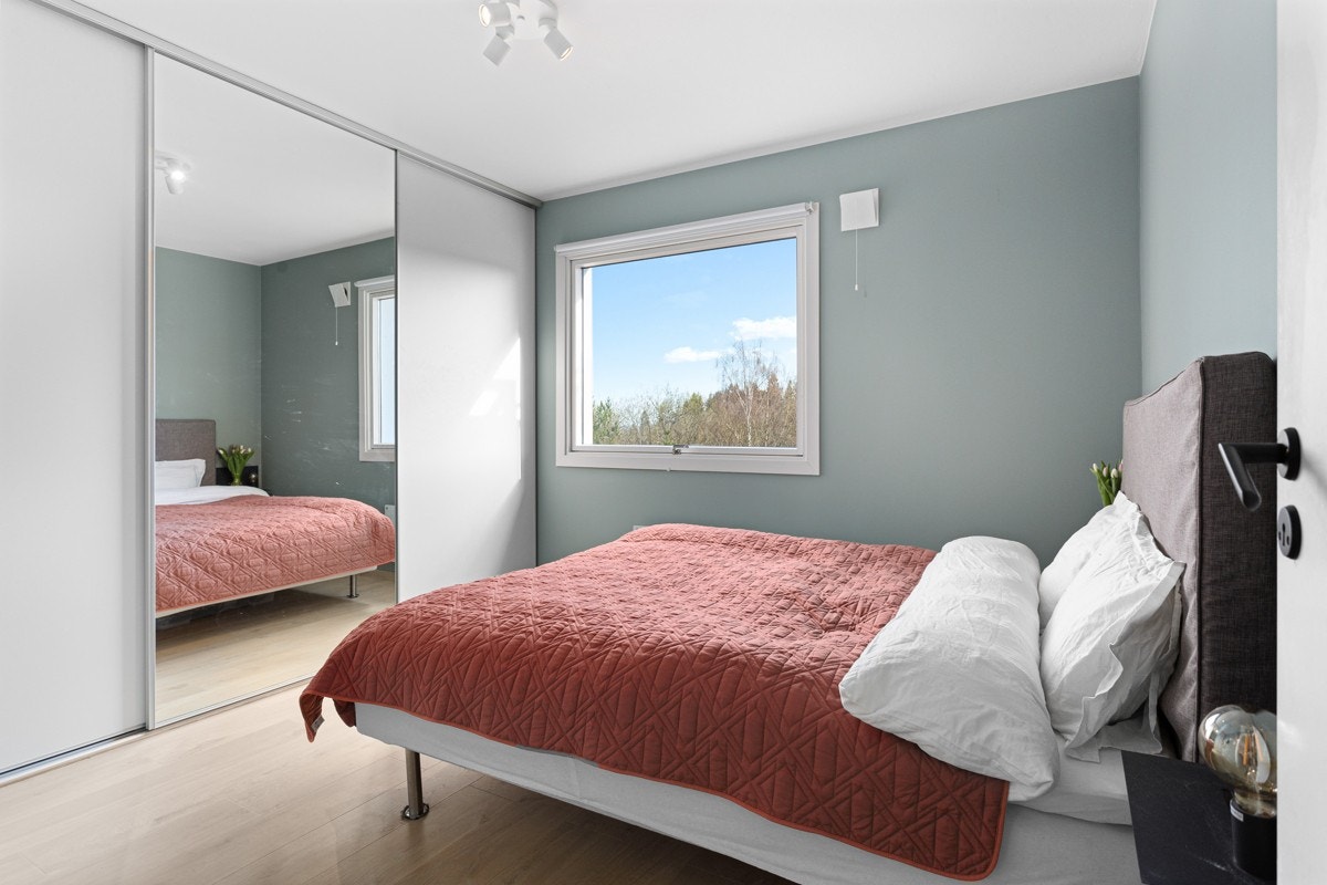 Videre får du 3 gode soverom med plass til garderobeløsninger og senger. Galleribilde