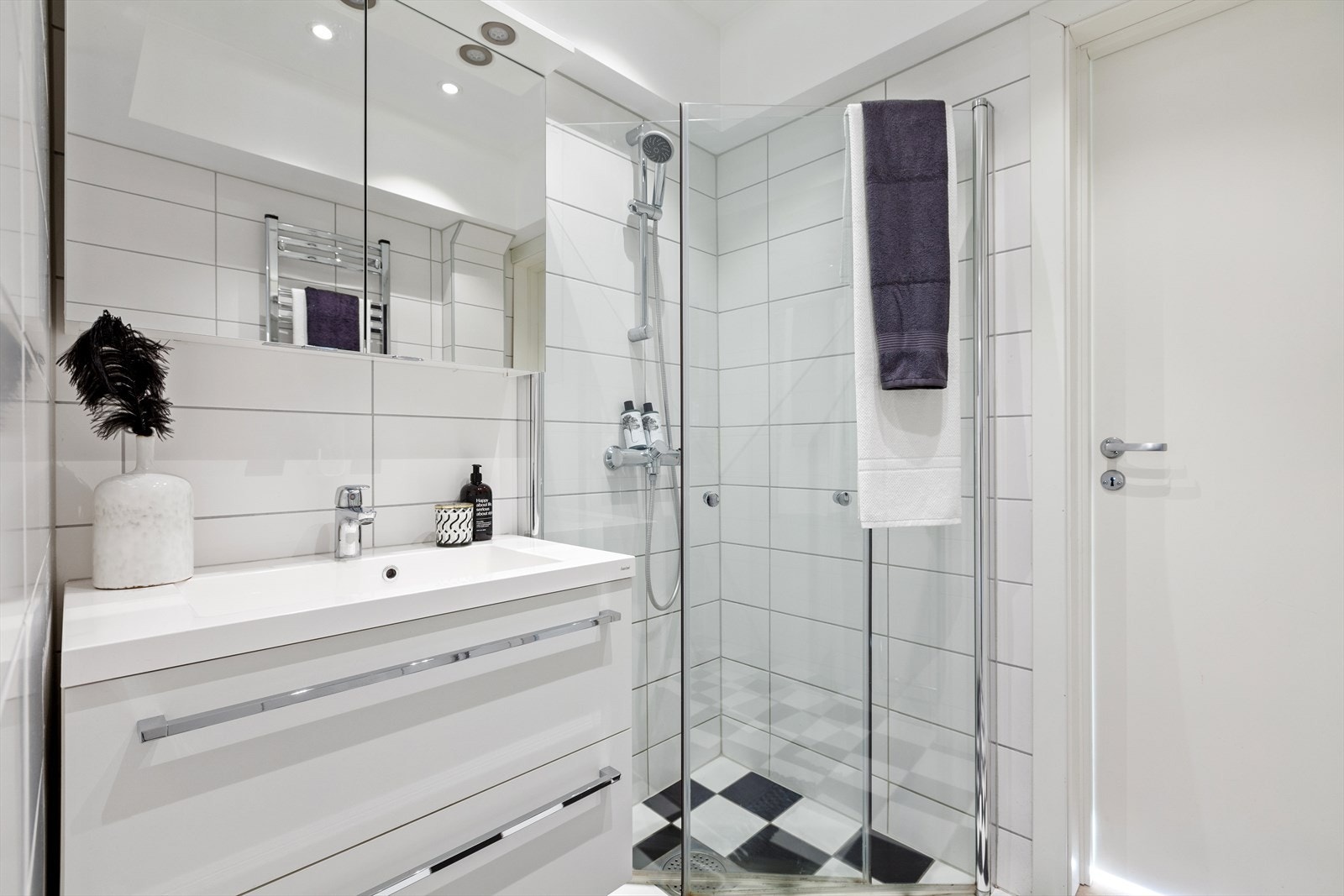 Badet har downlights i taket og flislagt gulv med varmekabler. Galleribilde