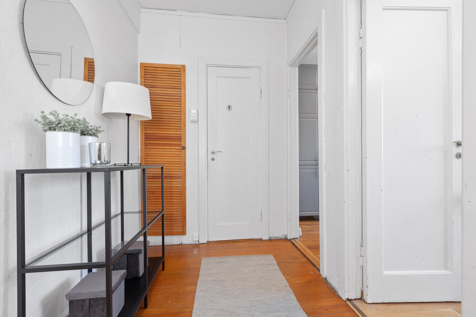 Entréen har tregulv og malte vegger. Ved inngangsdøren er det montert en dørtelefon. Galleribilde