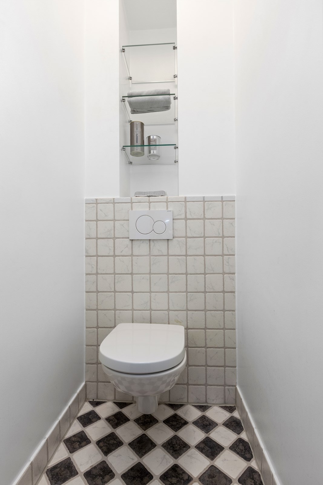 Eget flislagt toalettrom med vegghengt wc. Glasshyller på vegg og avtrekk via ventil på vegg. Pusset opp i 2014/2015. Galleribilde