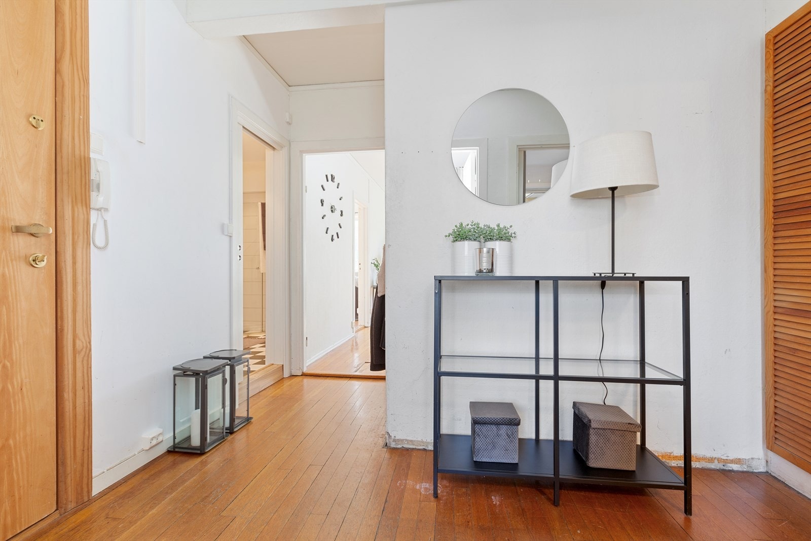 Entréen har tregulv og malte vegger. Plass til garderobeskap. Ved inngangsdøren er det montert en dørtelefon. Galleribilde