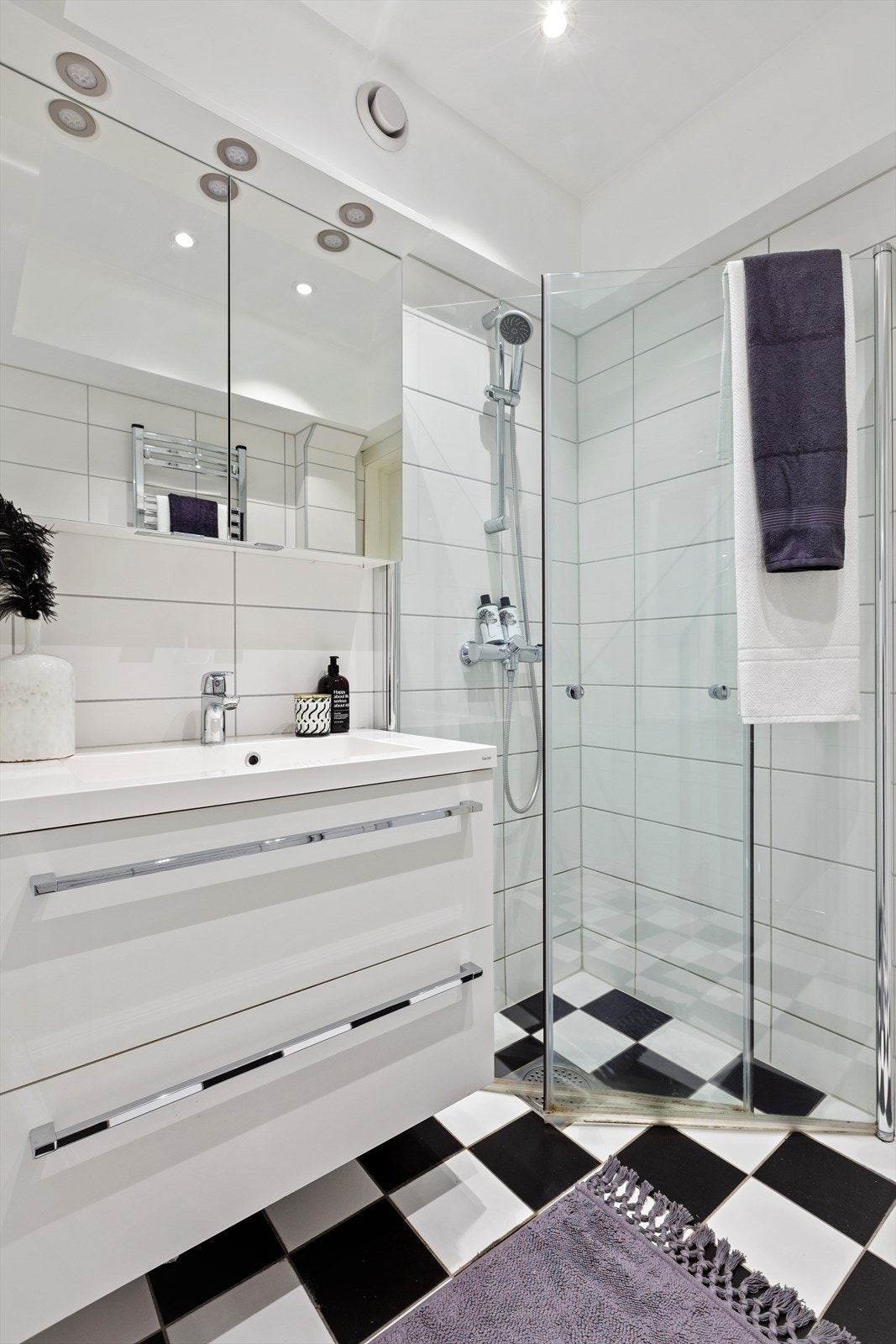 Dusjhjørne med innfellbare glassdører. Galleribilde