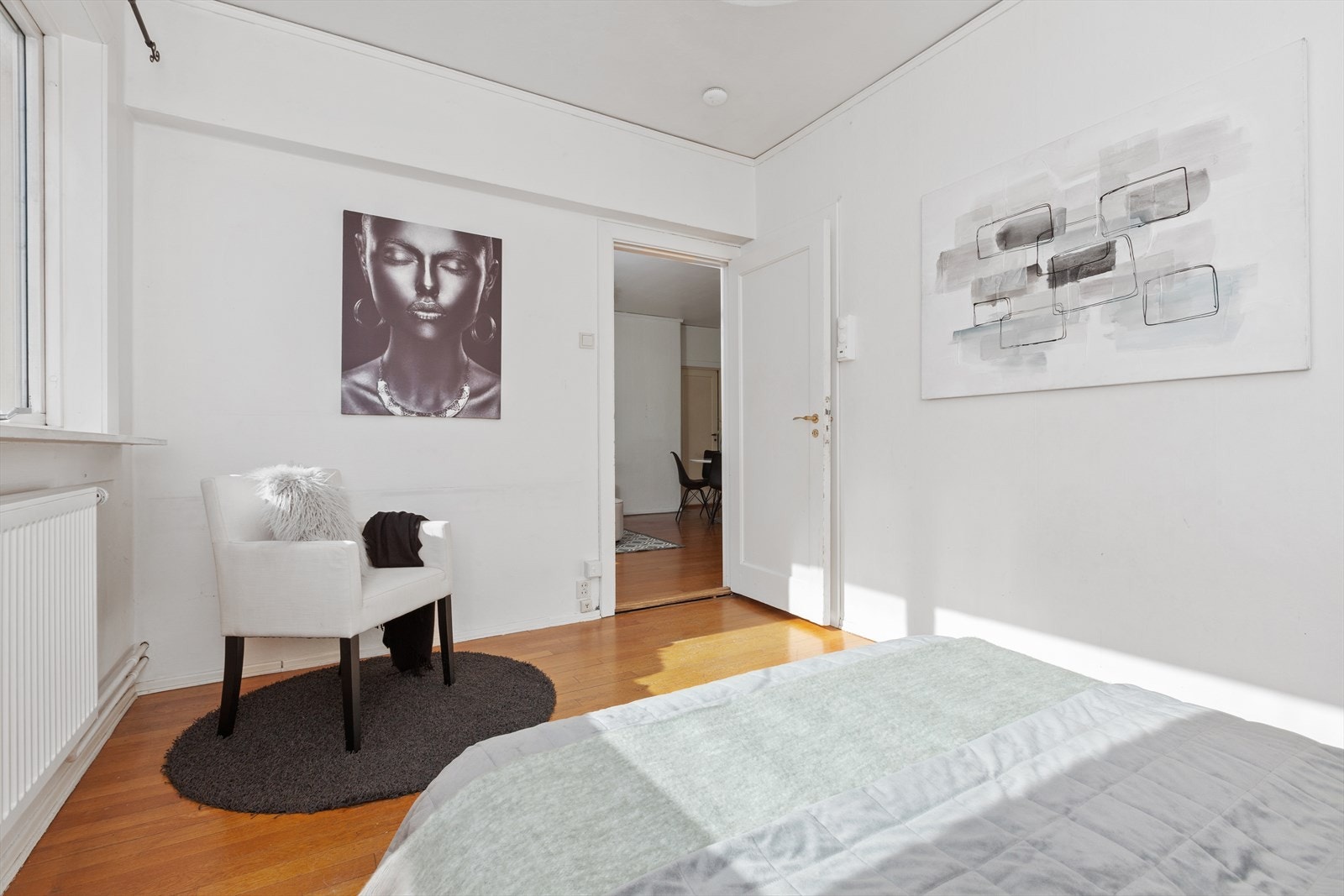 Rommet har gode vindusflater og plass til en garderobeløsning. Galleribilde