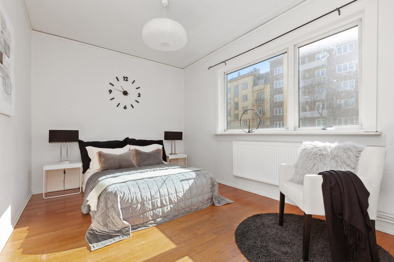 Leiligheten har et stort og luftig hovedsoverom med plass til dobbeltseng med tilhørende nattbord. Galleribilde