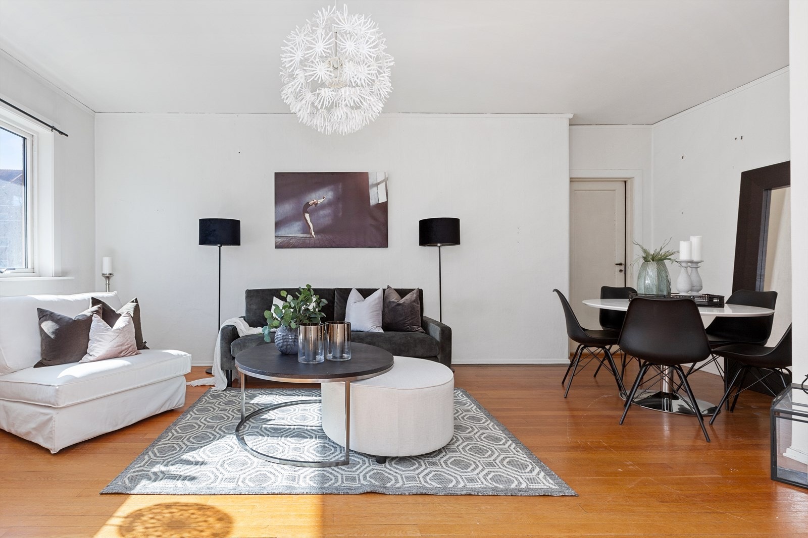 Plass til både spisebord og sofaløsning med tilhørende møblement. Pipeløp. Galleribilde