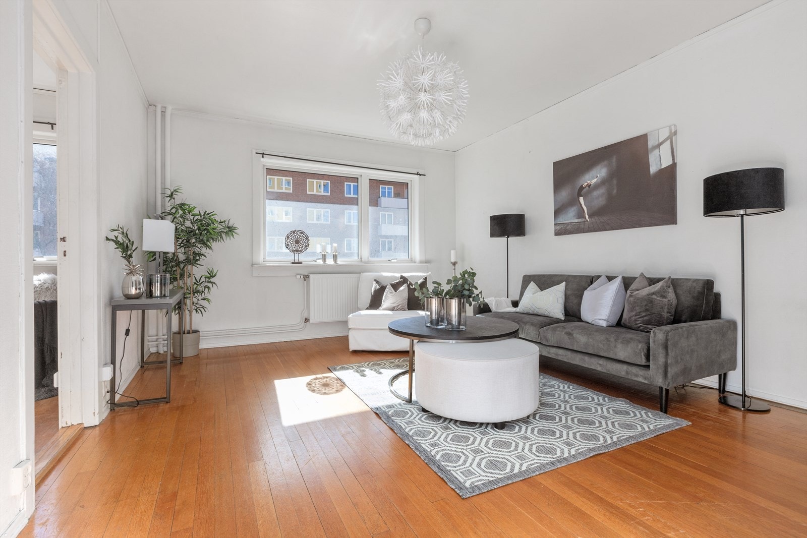 Lys og romslig stue. Stuen har store vindusflater som gir rikelig med naturlig lys. Galleribilde