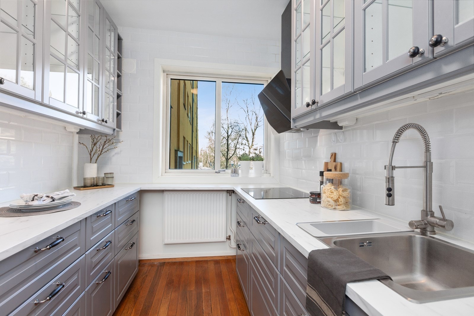 Innfelt i innredningen er oppvaskmaskin, stekeovn, mikrobølgeovn, platetopp og kjøl/frys. Ventilator over kokeplate. Galleribilde