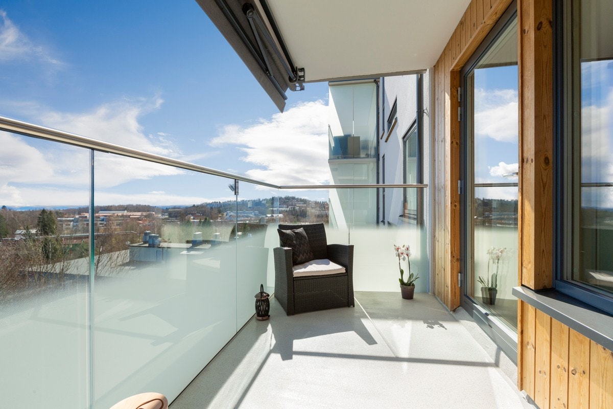 Leiligheten ligger høyt og fritt i 7. etasje med romslig balkong. Galleribilde