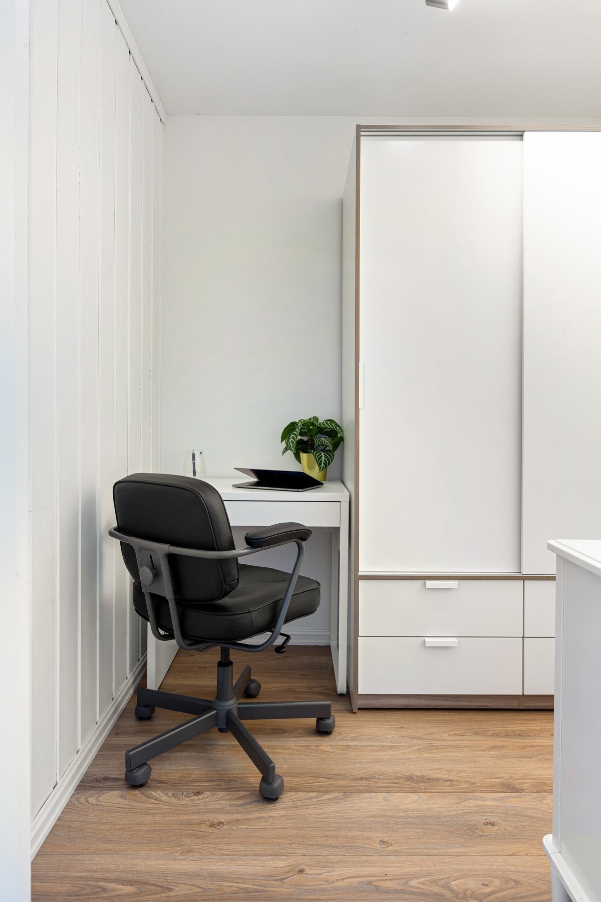 Omkledningsrom/bod med plass til ytterligere skap og eventuell oppbevaringsplass for støvsuger, strykebrett osv. Galleribilde