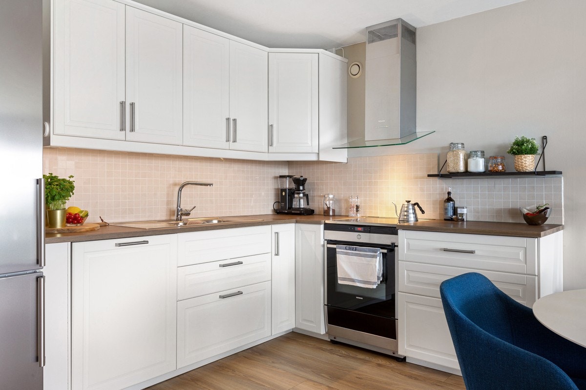 Kjøkkenet ble pusset opp i 2016 med ny innredning fra Ikea og kvalitetshvitevarer fra Siemens og Miele. Galleribilde
