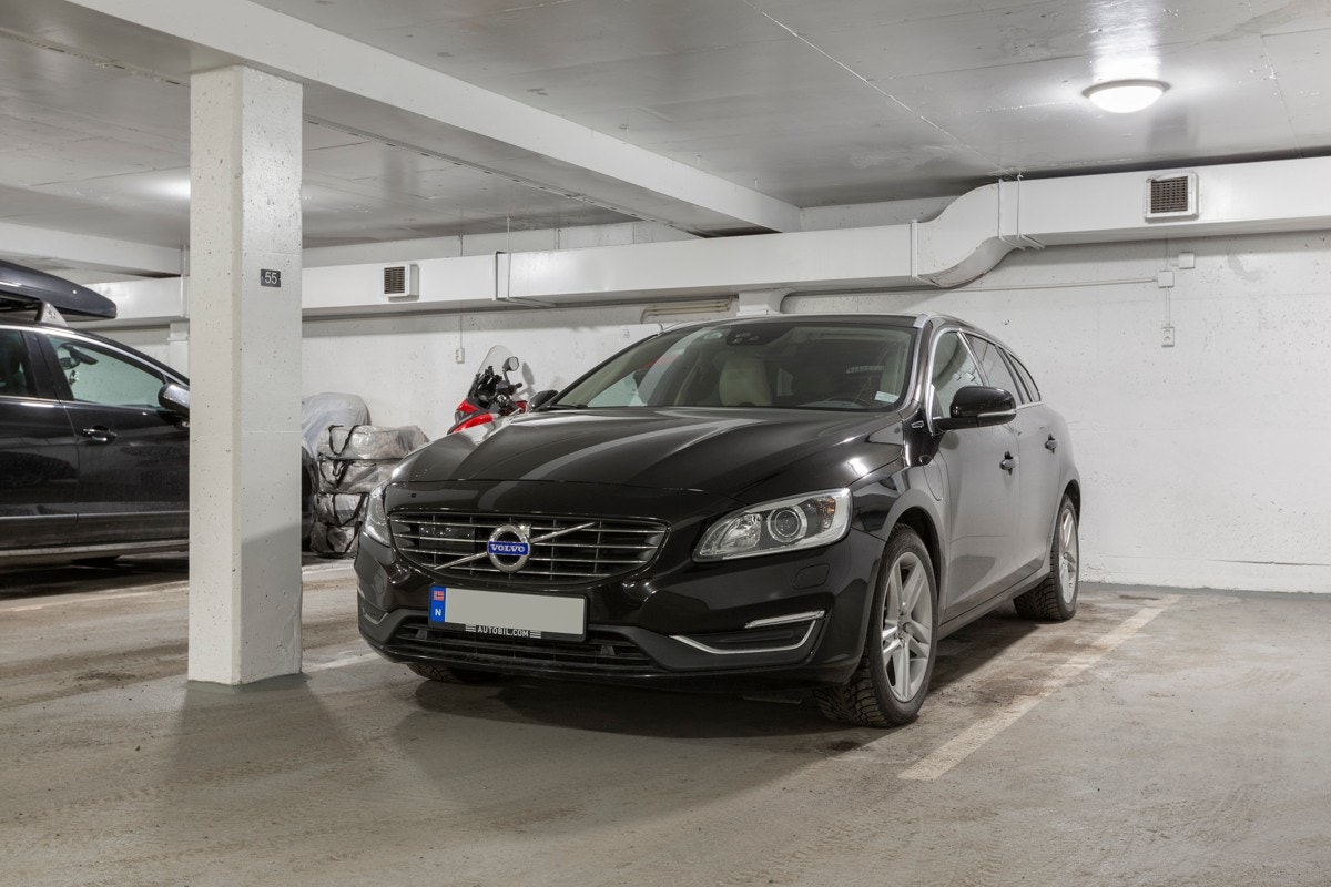 Med leiligheten følger bruksrett til garasjeplass i Hovseterveien 70 (under Rema 1000). Mulighet for installering av elbillader. Galleribilde