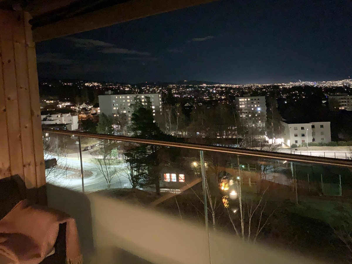 Kveldsstemning på balkongen (selgers bilde). Galleribilde
