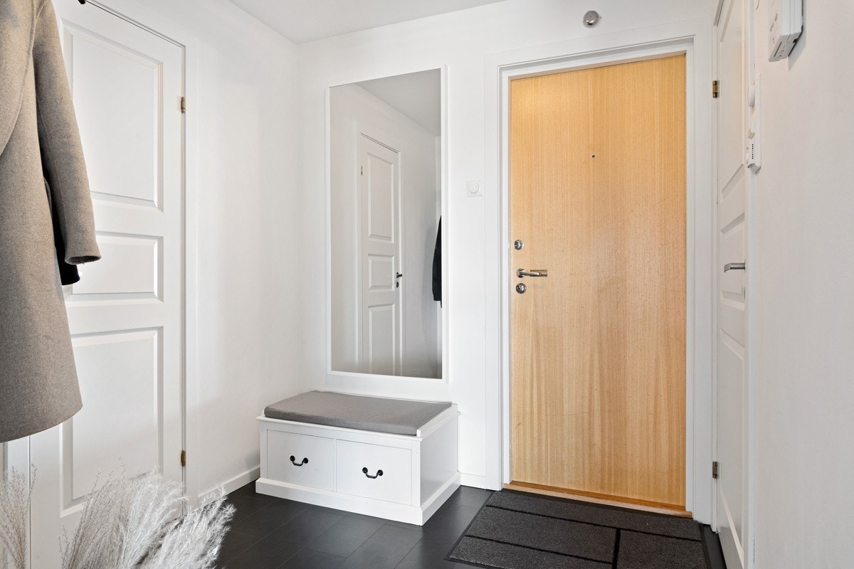 Entréen er flislagt og borettslaget har planer om å skifte ytterdører. Galleribilde