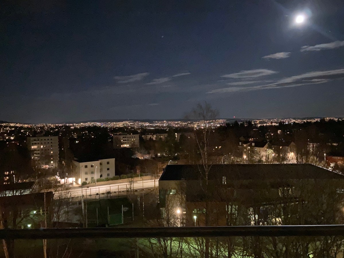 Fantastisk kveldsutsikt med en lyssatt Oslo by som bakteppe (selgers bilde). Galleribilde