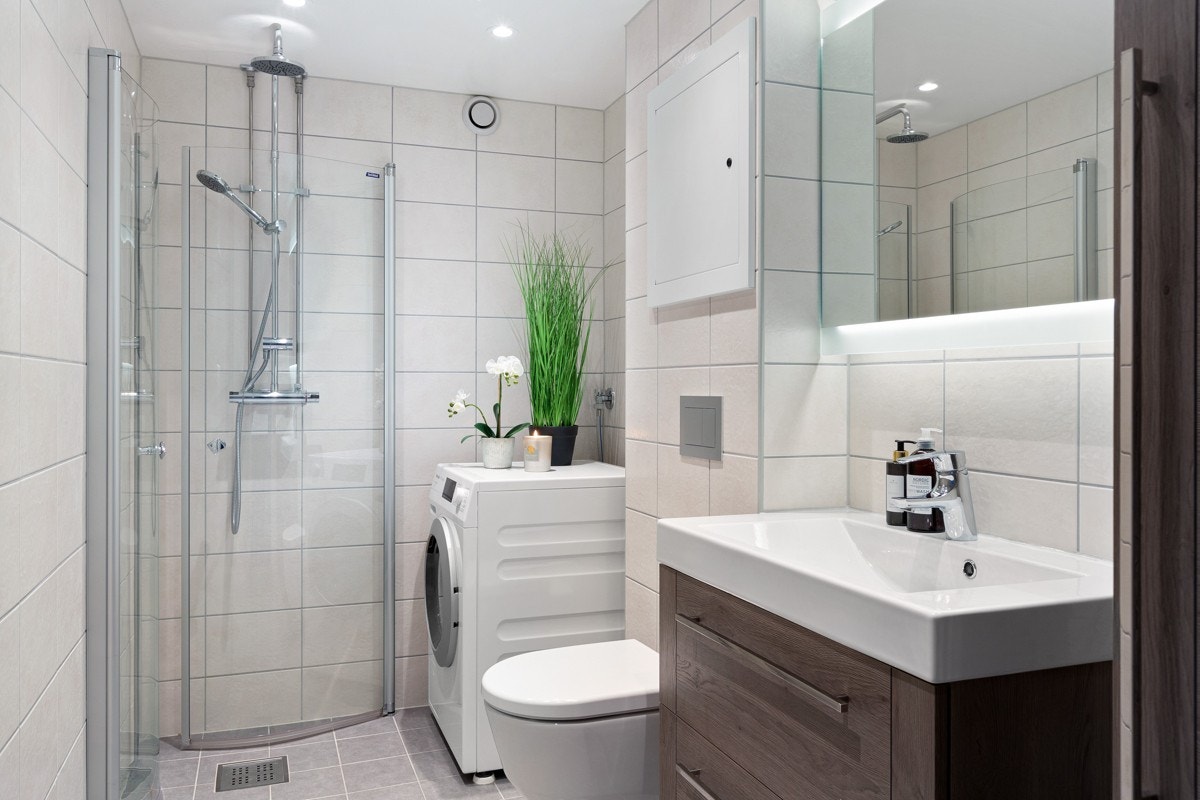 Pent og godt utnyttet bad med bl.a. opplegg for vaskemaskin, dusjnisje med innfellbare glassdører og flere oppbevaringsskap. Galleribilde