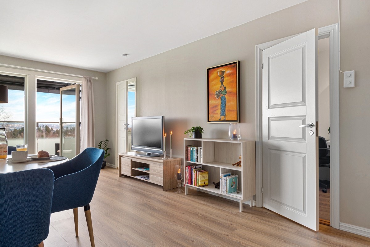 Leiligheten ligger i 7. etasje uten innsyn og det er enkel adkomst til leilighetsplan med heis. Galleribilde