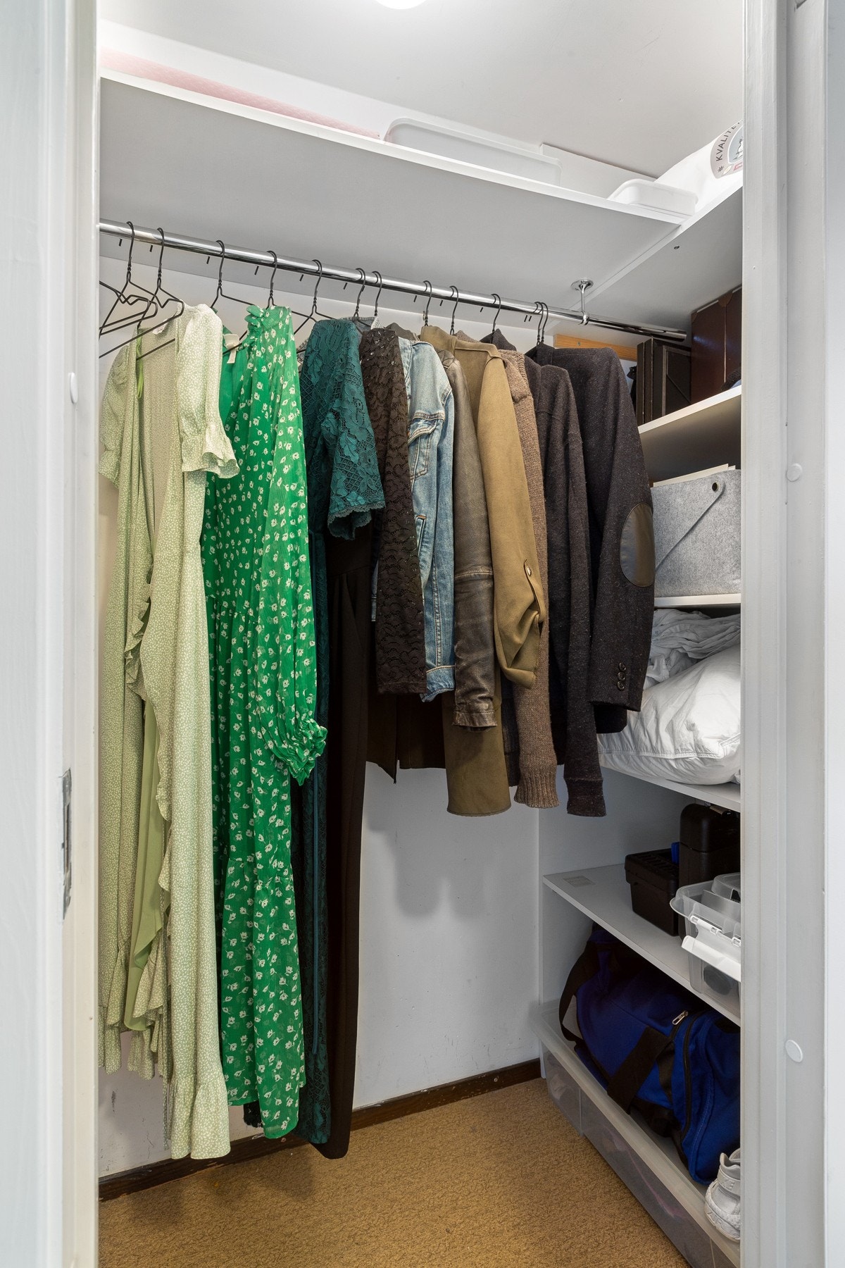 Walk-in-closet med direkte adkomst fra entréen med god plass til sko og jakker m.m. Galleribilde