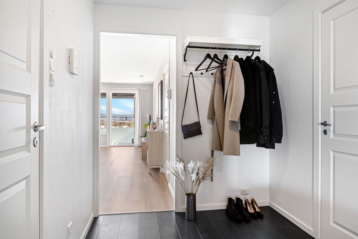 Lys og innbydende entré med plass til skoskap, knagger og diverse andre oppbevaringsløsninger. Galleribilde
