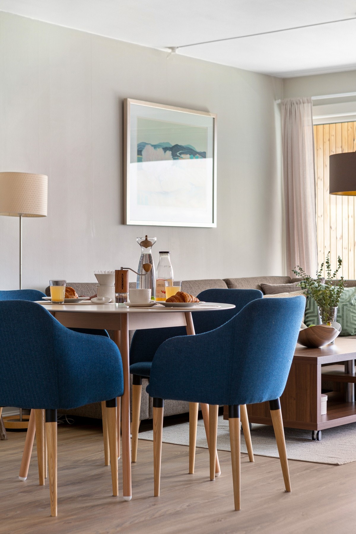 Stuen oppleves romslig med en sosial og åpen løsning. Galleribilde