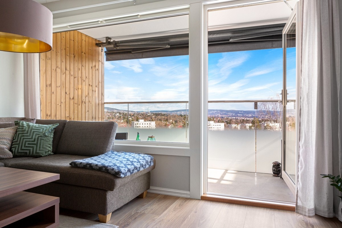 Borettslaget gjennomførte en omfattende fasaderehabilitering i 2019-20 som også innebar utskifting av vinduer og etterisolering. Galleribilde