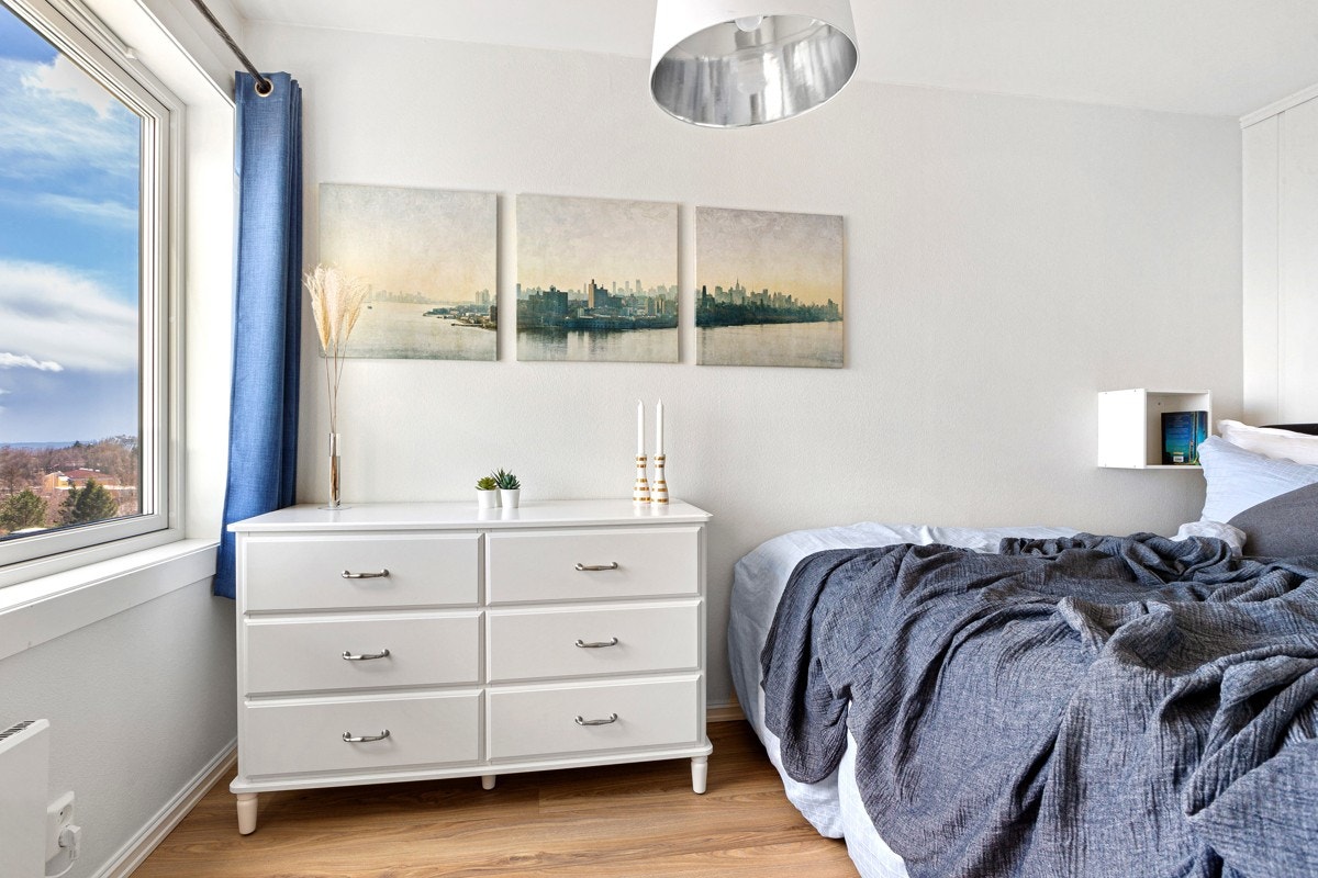 Soverommet har vindu med samme utsikt som fra balkongen og det er plass til kommode og skapinnredning. Galleribilde