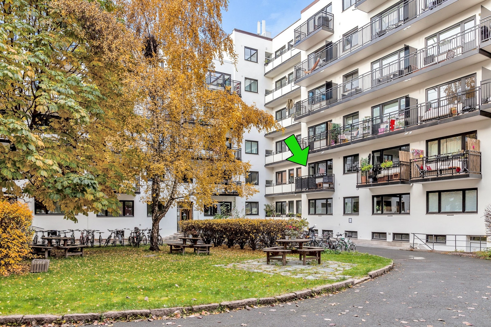 Balkongen har en god plassering med god avstand til naboer Galleribilde