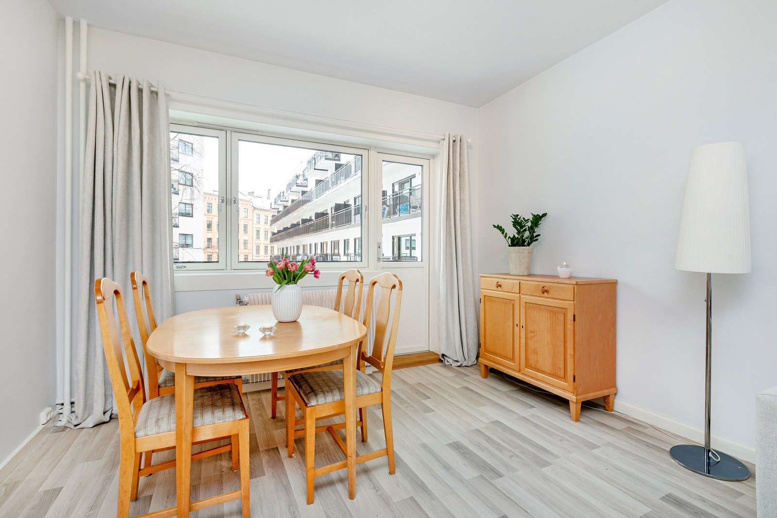 Det er god plass til spisebord og oppbevaringsmøbler i stuen - Utgang til koselig, sydvendt balkong Galleribilde