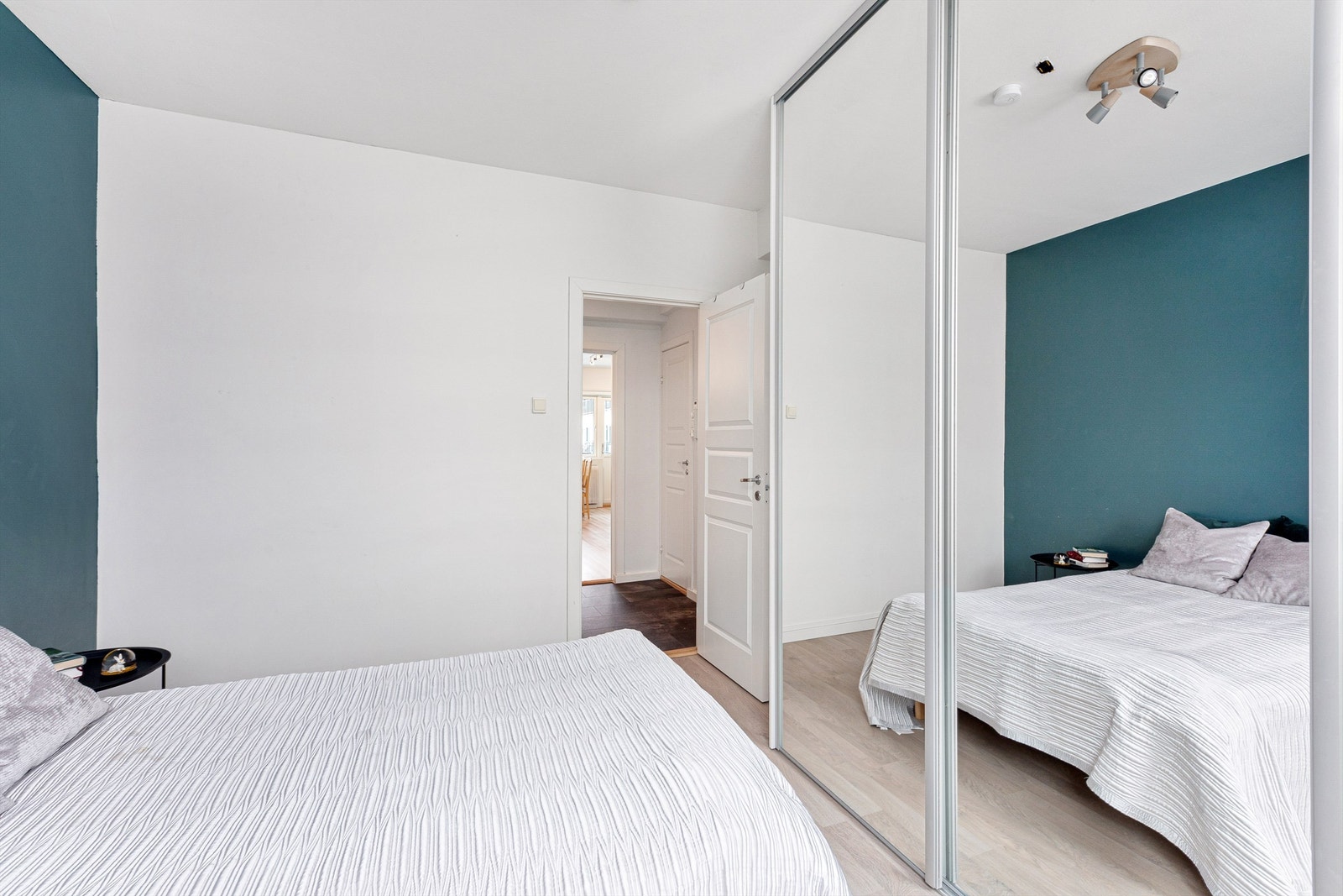 Plass til ytterligere oppbevaringsmøbler eller skrivebord på soverommet - Nye vinduer fra 2018 Galleribilde