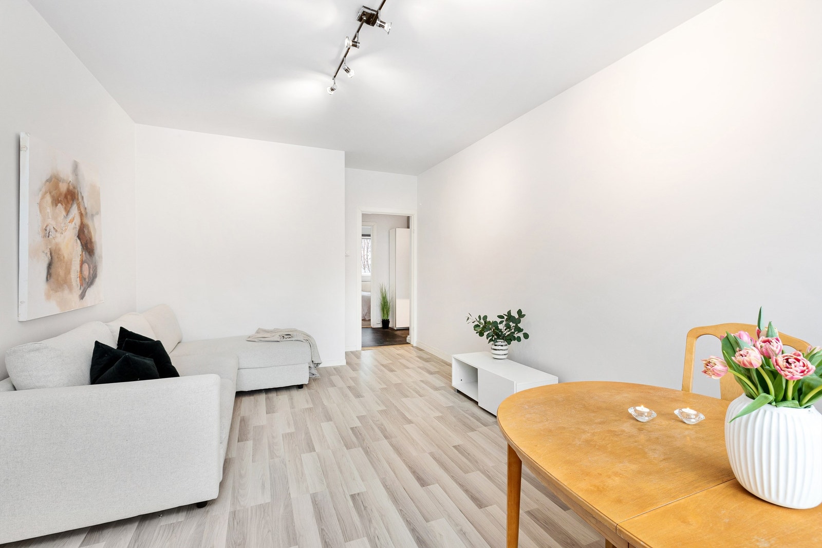 God takhøyde på 2,67 meter og gjennomgående planløsning gjør at leiligheten oppleves romslig - Andre i aksjelaget har flyttet kjøkkenet ut i stuen for å etablere et ekstra soverom Galleribilde