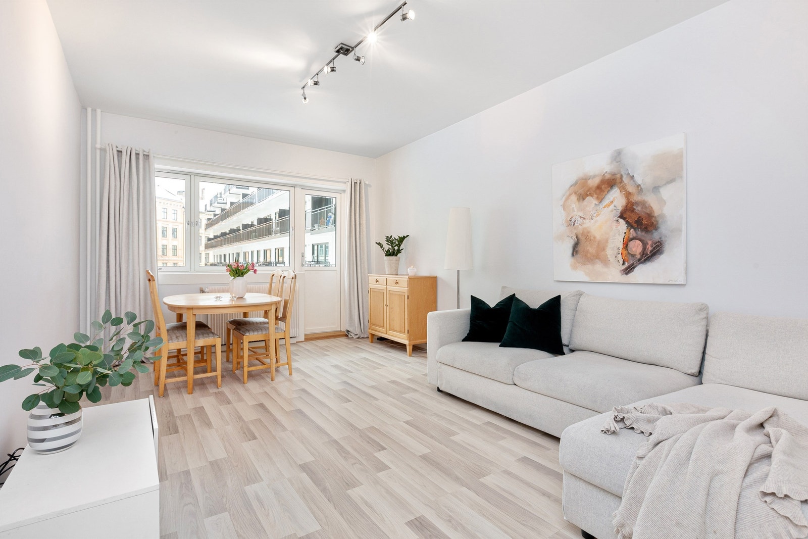 Romslig og lys stue med god plass til sofagruppe, spisebord samt oppbevaringsmøbler - Overflatene er sparklet og malt Galleribilde