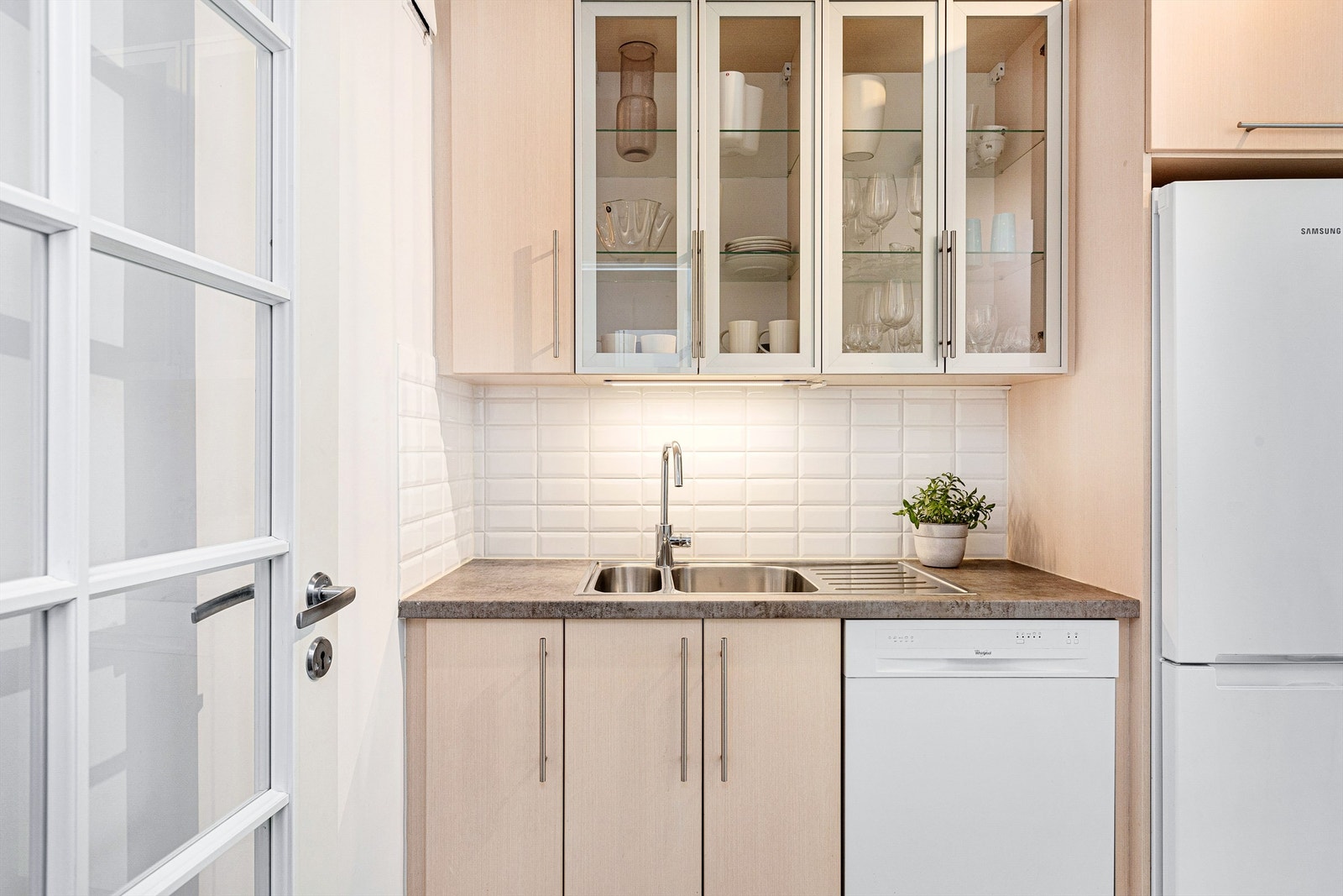 Svært godt med oppbevaringsplass på kjøkkenet - Det er lagt nye fliser under overskapene Galleribilde