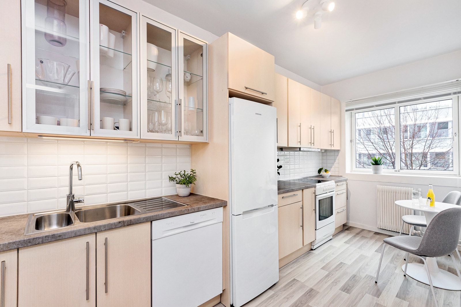 Separat kjøkken hvor det er svært godt med oppbevaringsplass og plass til spisebord ved vinduet Galleribilde