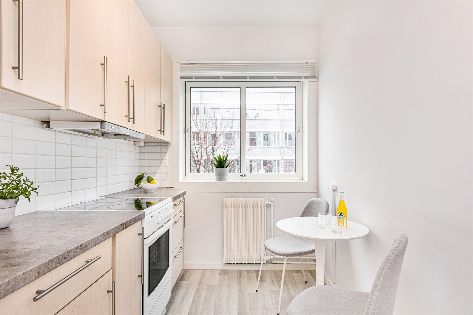 Plass til koselig kjøkkenbord ved vinduet Galleribilde