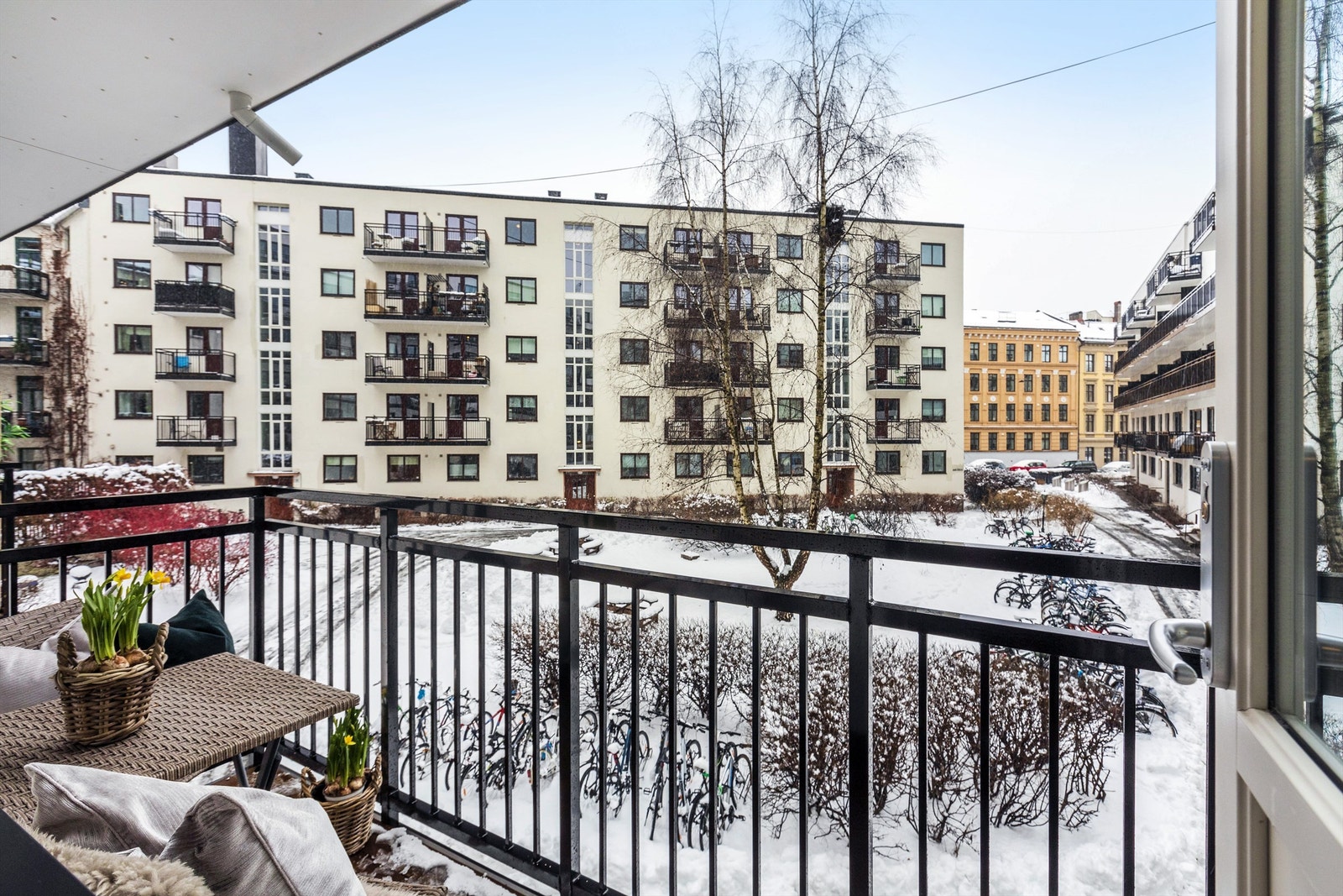 Utgang fra stuen til sydvendt balkong med plass til utemøbler og grill Galleribilde