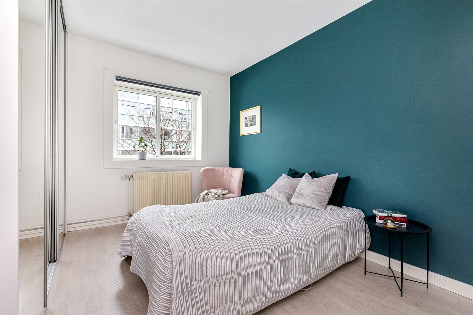 Romslig soverom med god plass til dobbeltseng og nattbord på hver side av sengen - Stor skyvedørsgarderobe med speil Galleribilde